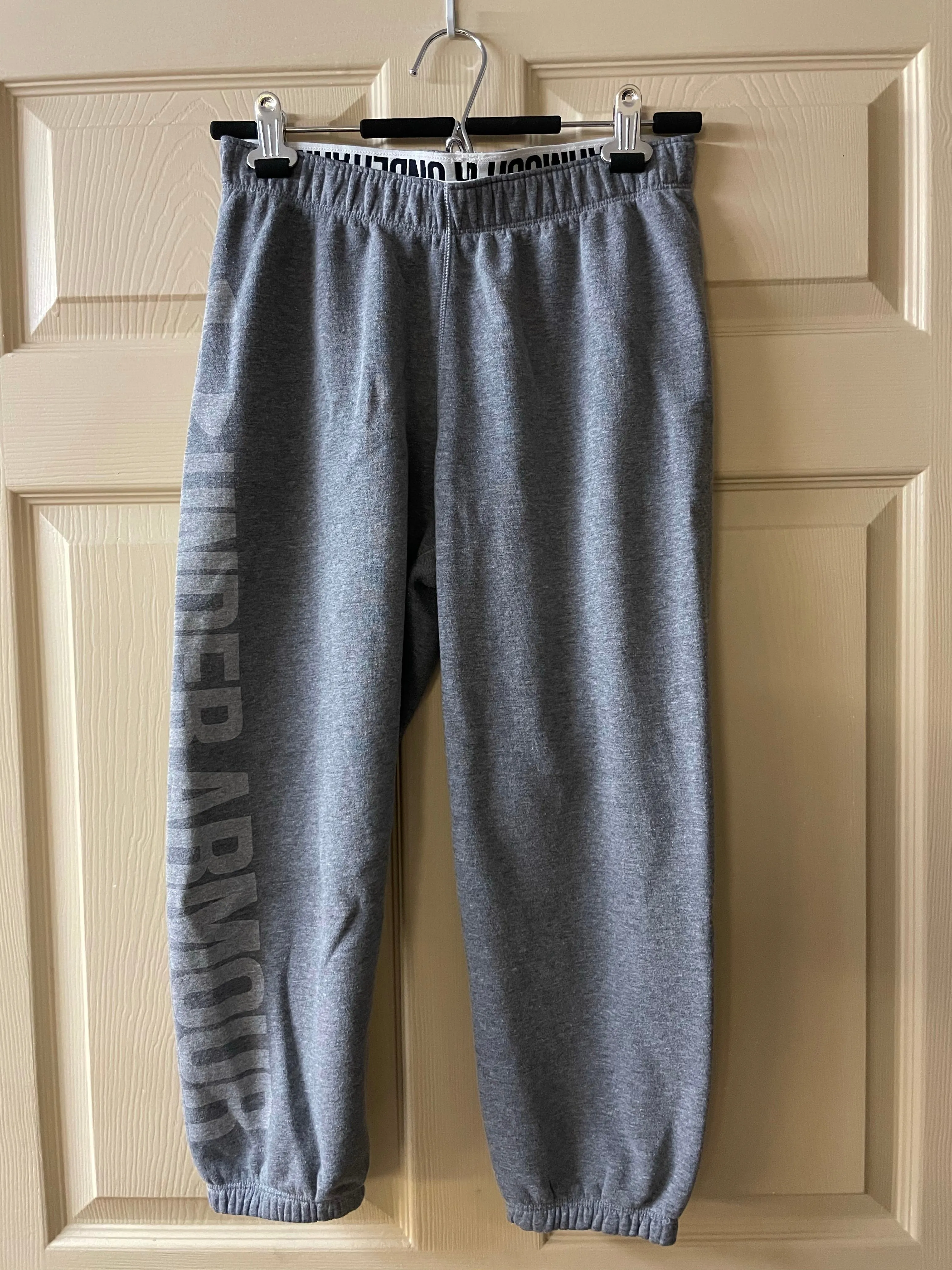 € Mens Small 28”-30” UNDER ARMOUR Gray Sweatpants Jogging Pants Activewear