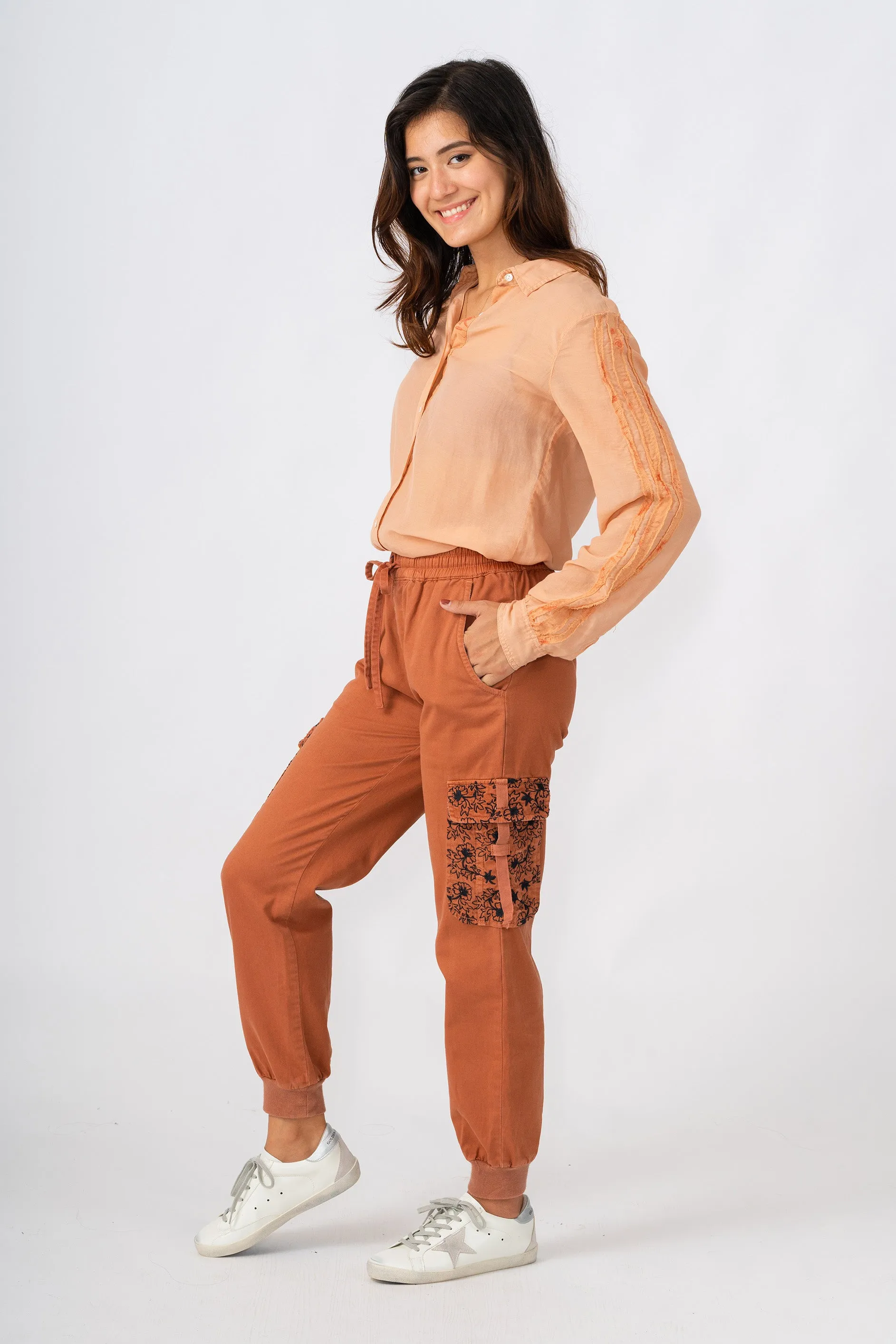 Cargo jogger with embroidery in Toffee Brown