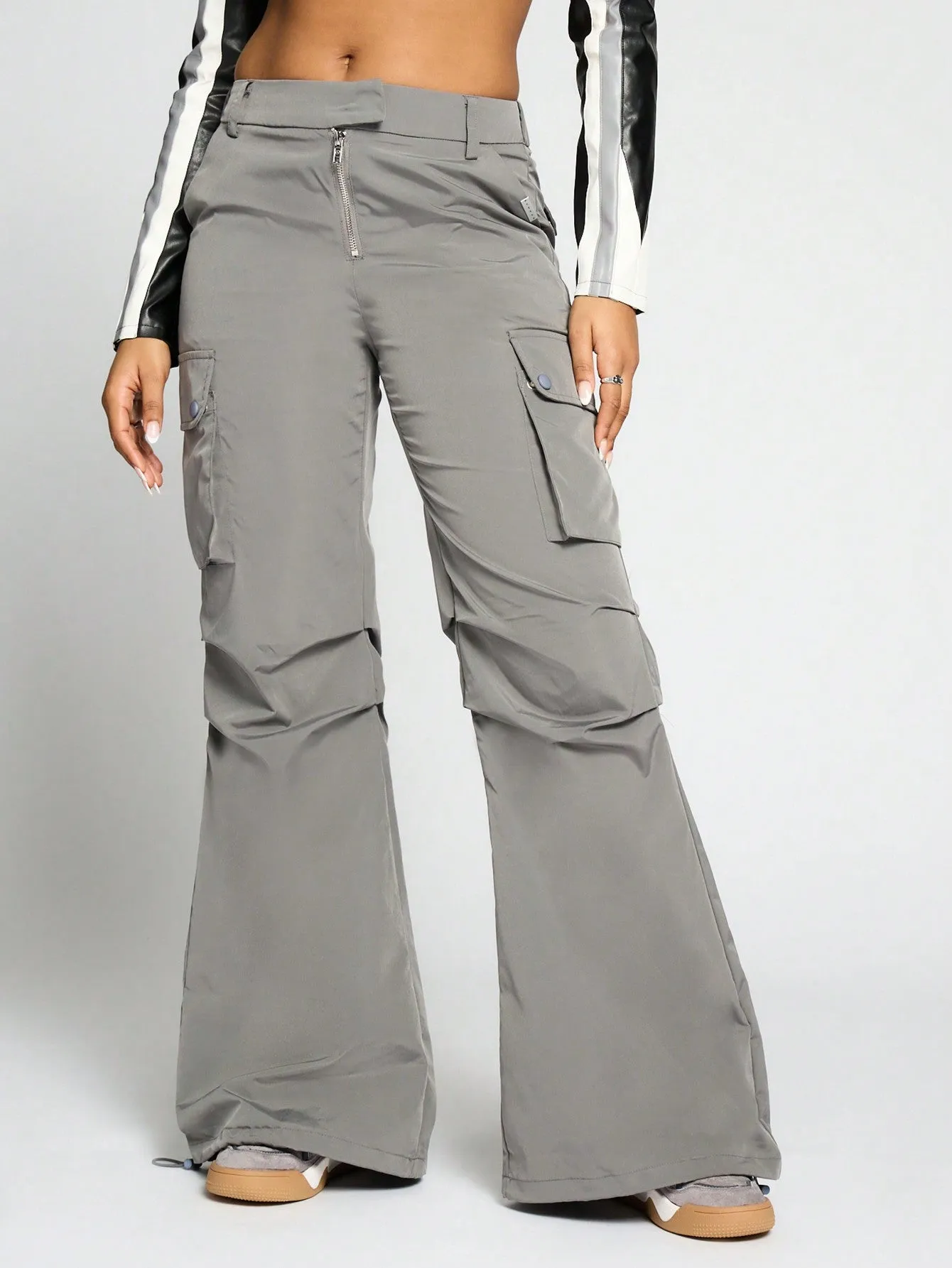 SUMWON WOMEN Low Rise Flared Oversized Cargo Pants